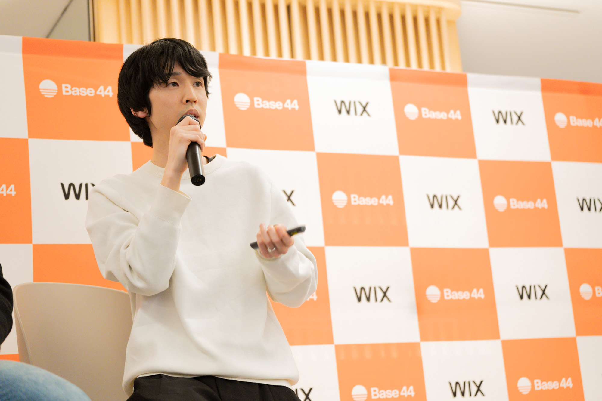 イベントでマイクを持って登壇する川合卓也